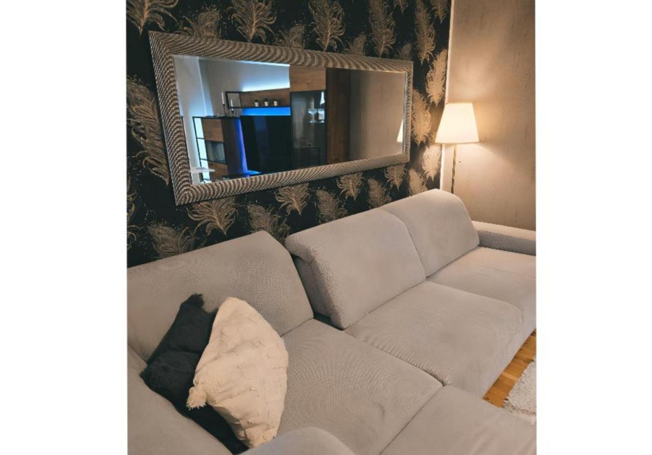 Zentrale Design-ferienwohnung Mit Balkon Und Stellplatz In - Apolonialiving Apartment