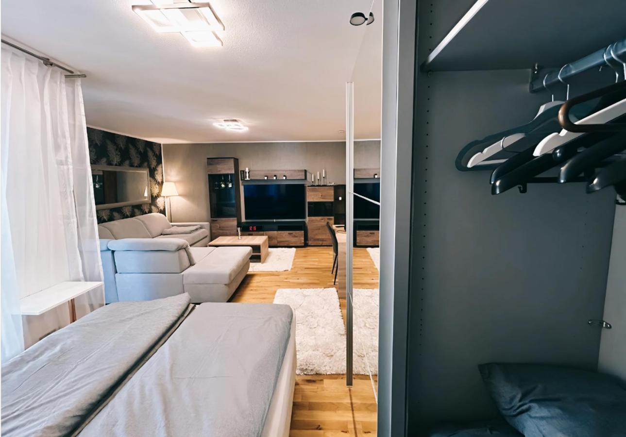 Zentrale Design-ferienwohnung Mit Balkon Und Stellplatz In - Apolonialiving Apartment *