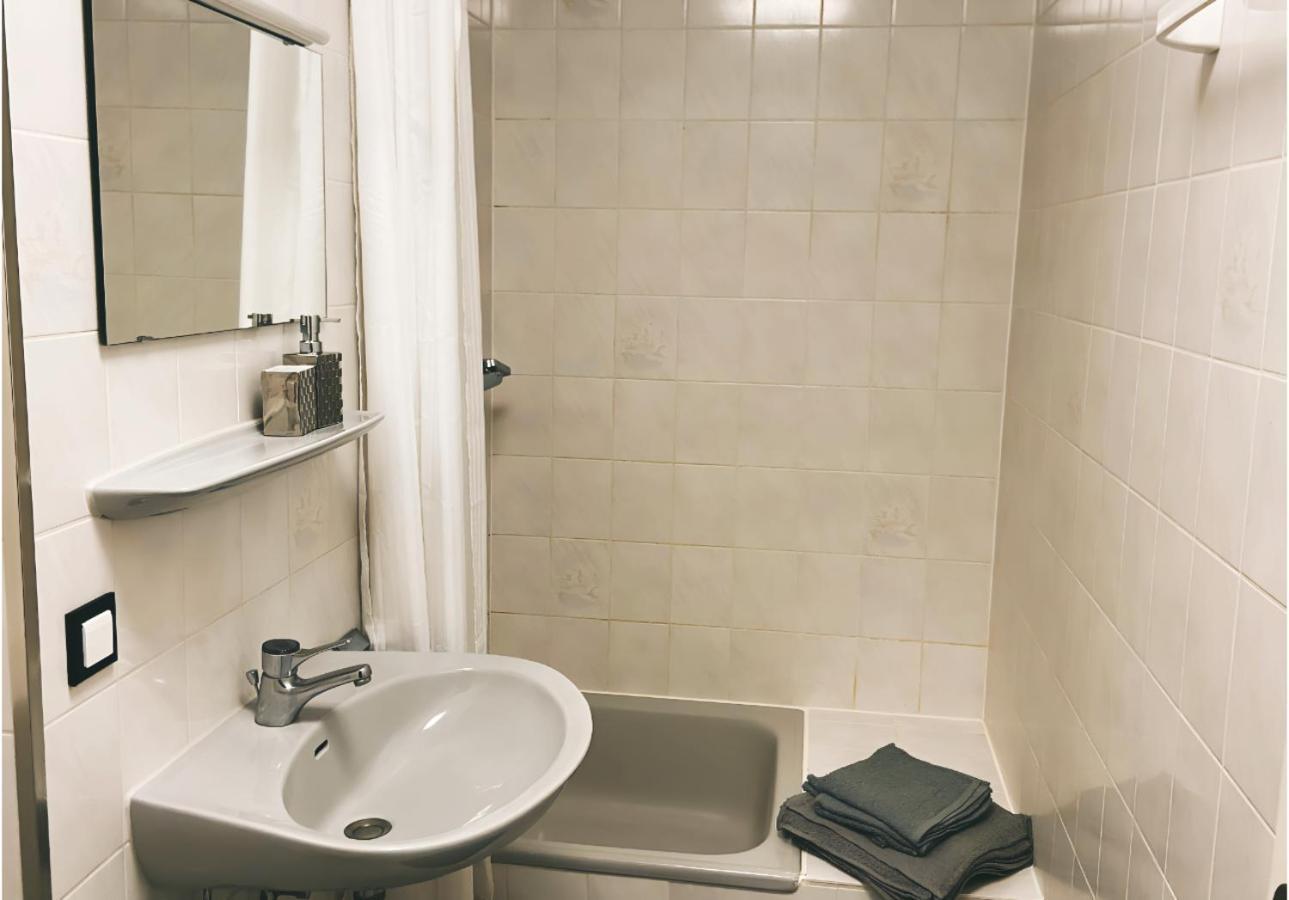 Zentrale Design-ferienwohnung Mit Balkon Und Stellplatz In - Apolonialiving *