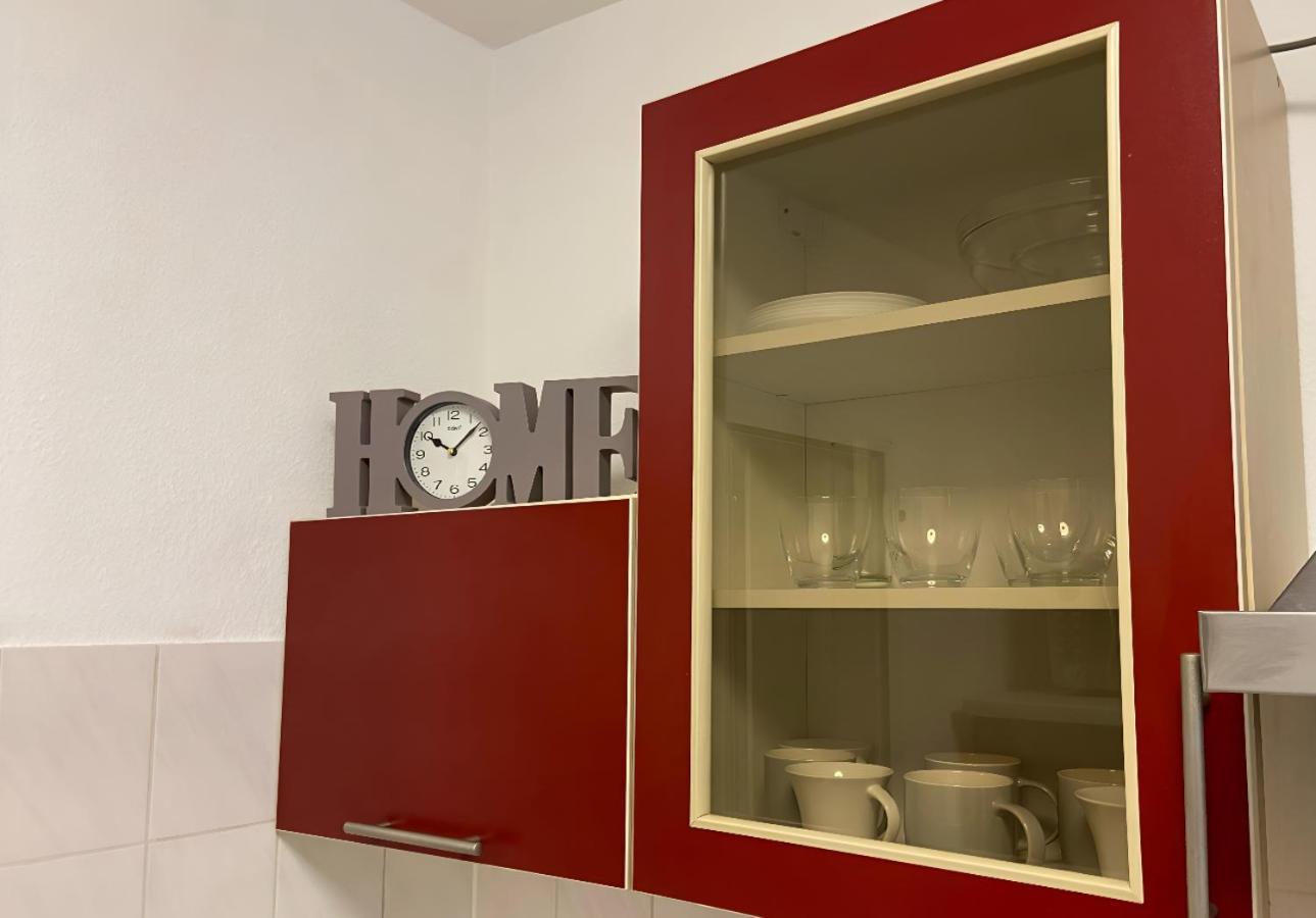 Zentrale Design-ferienwohnung Mit Balkon Und Stellplatz In - Apolonialiving Apartment