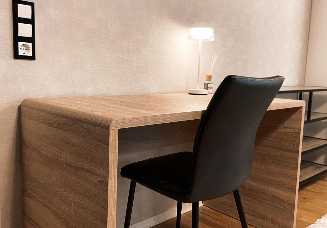 Apartment Zentrale Design-ferienwohnung Mit Balkon Und Stellplatz In - Apolonialiving *