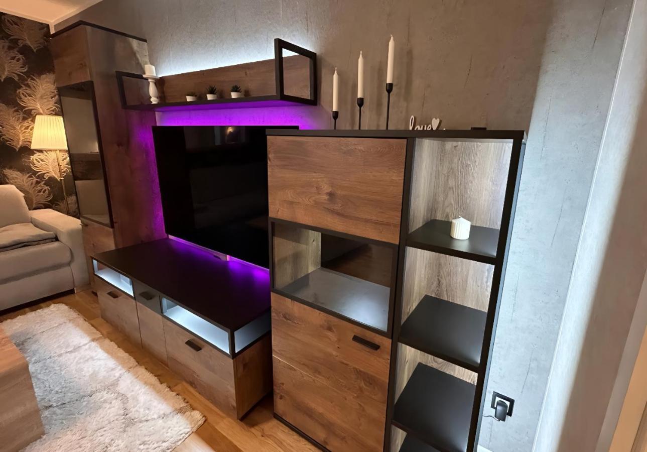 Zentrale Design-ferienwohnung Mit Balkon Und Stellplatz In - Apolonialiving Apartment